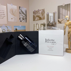 Juliette avec un pistolet Parfum de désir invisible-3018  